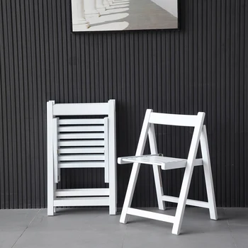 Два белых складных стула