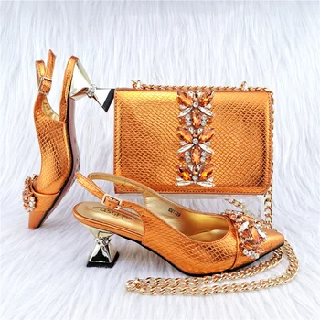Оранжевая женская классическая благородная обувь высокого дизайна в тон массивной сумке для обуви с украшением в виде большого бриллианта