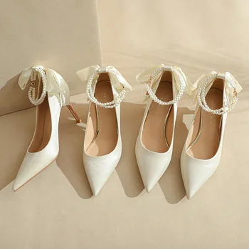 2023 Женские Свадебные туфли на высоком каблуке Фирменного дизайна, роскошные нитки, бусины, жемчуг, ремешок, Слик, Сексуальные каблуки, женские туфли-лодочки с острым носком и бабочкой