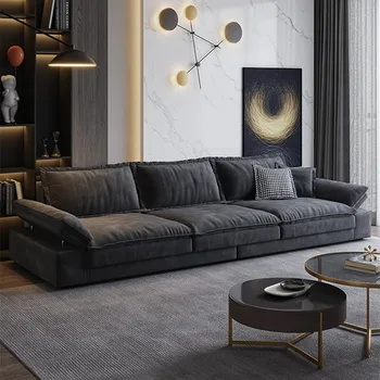Минималистичный современный интерьер В гостиной установлен кожаный диван со съемной тканевой мебелью, которую можно стирать